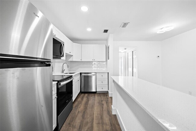 Building Photo - 1100 Crystal Lake Dr