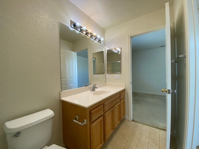 Building Photo - Spacious & Nice!