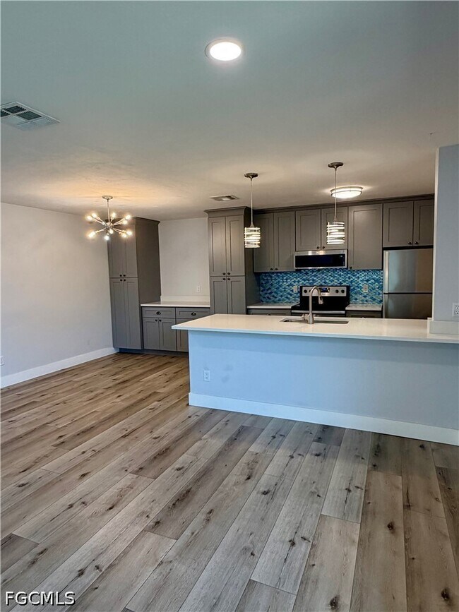 Building Photo - 3032 SE Santa Barbara Pl