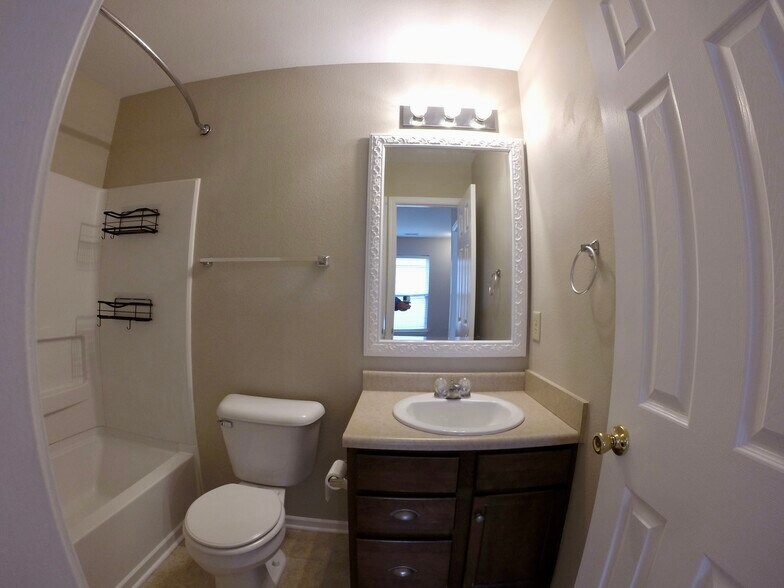 Full Bathroom - 10223 Cumberland Pointe blvd