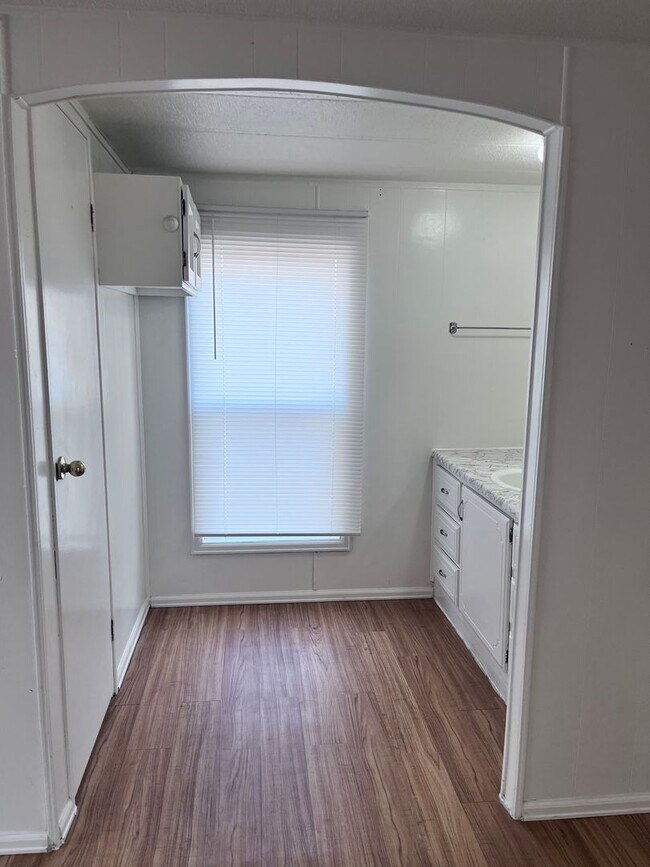 Building Photo - Home Sweet Home in Marianna Village - 2 bedroom and 1.5 bath