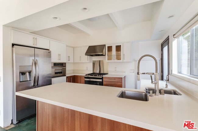 Building Photo - 2042 Sanborn Ave