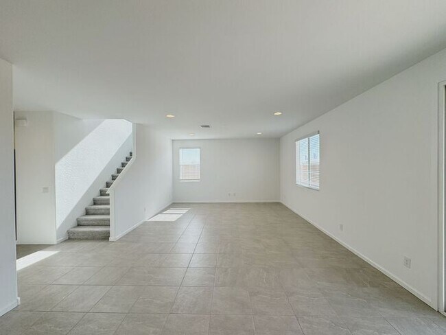Building Photo - MOVE IN SPECIALS!! ONE MONTH RENT FREE!! New 5-Bedroom Home in Phoenix with Upgrades!