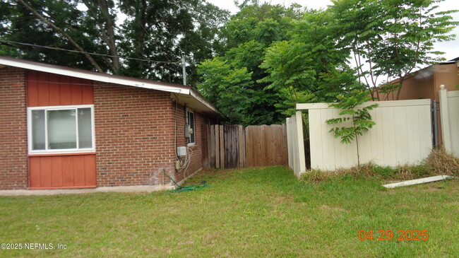 Building Photo - 1204 Crown Dr