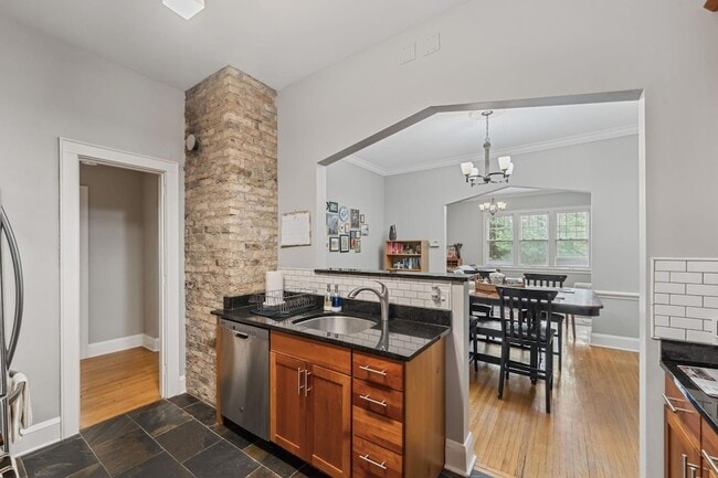 Building Photo - 813 Kenwood Pkwy