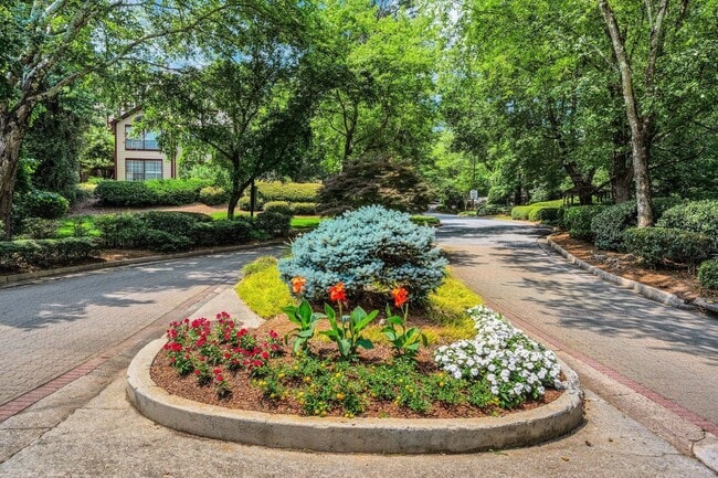 Building Photo - Charming 2BR Condo in Alpharetta