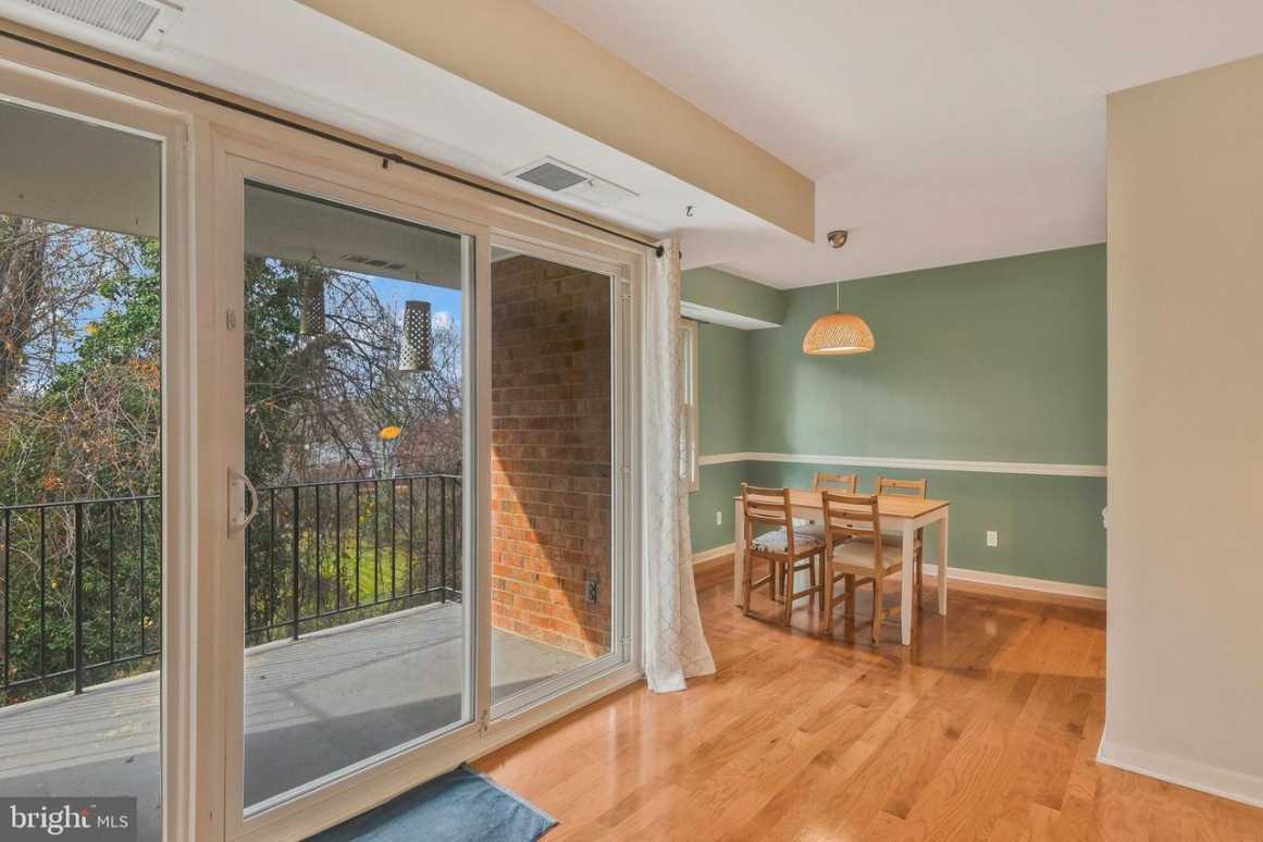 Building Photo - 3846 Lyndhurst Dr