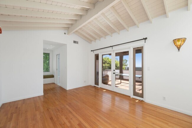 Building Photo - 1685 Sunset Plaza Dr