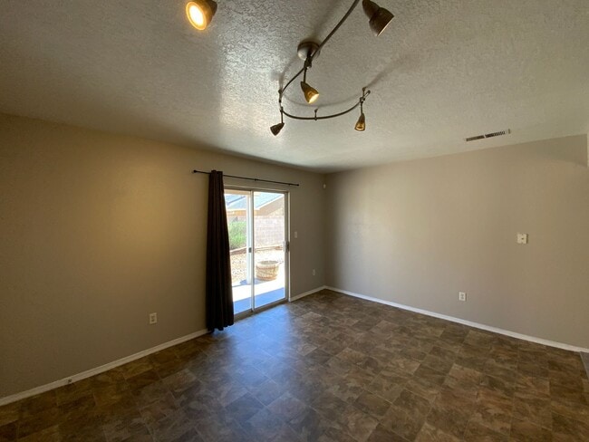 Building Photo - 3 Bedroom Single Story Home Available in V...