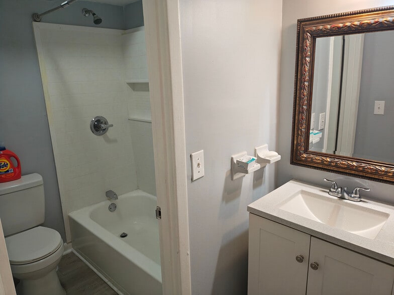 Building Photo - Room in Condo on North O.Henry Boulevard