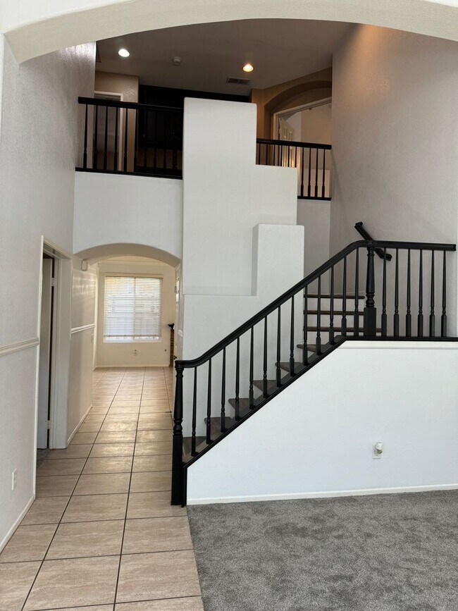 Building Photo - For Rent in West Murrieta – Spacious 5BR Home