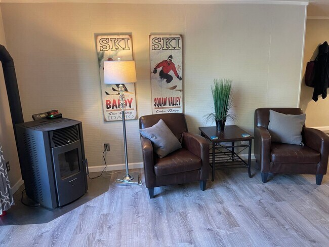 Building Photo - 3 Bedroom Condo - Garage! Walk to Burnt Ce...
