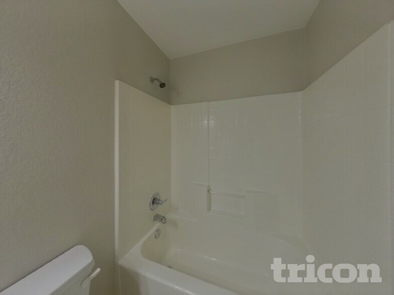 Building Photo - 825 Rambling Ct