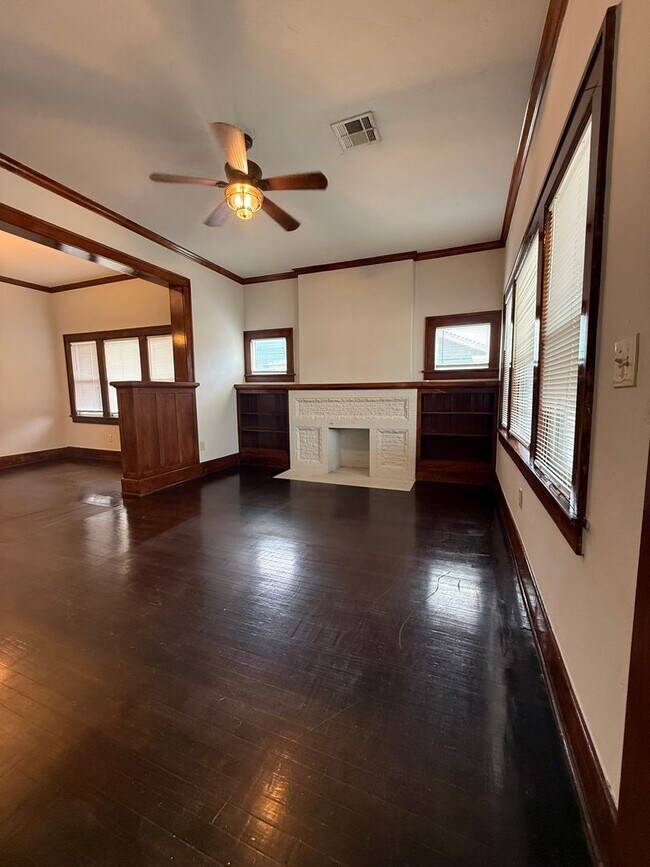 Building Photo - Spacious 3 Bed Near Downtown & OU Health + W/D Included & Driveway Parking