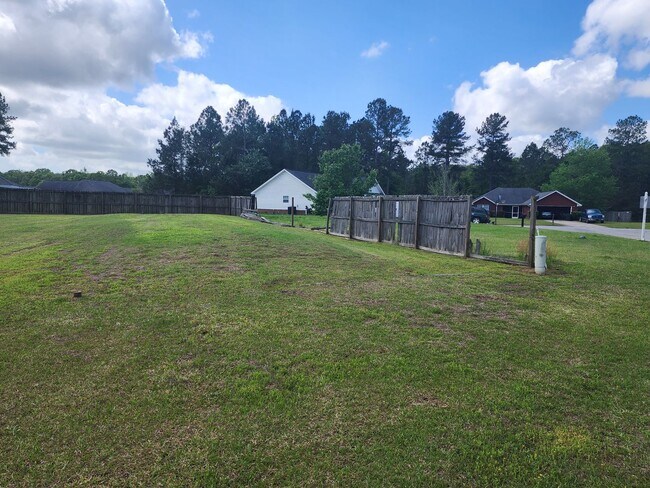 Building Photo - 114 Miller St NE