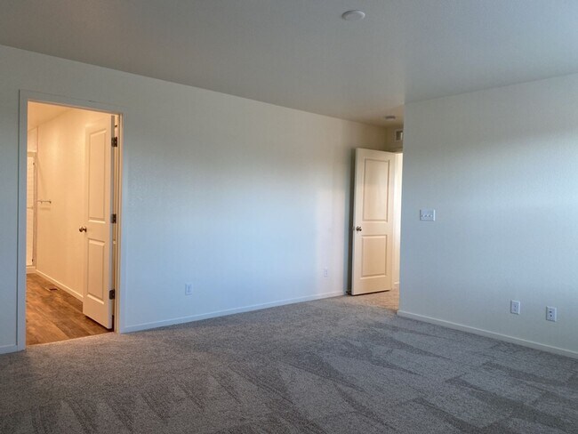 Building Photo - Exquisite 3 Bed 2.5 Bath Single Family Home