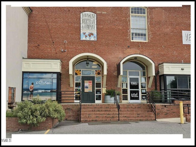 Building Photo - 502 W Poplar Ave
