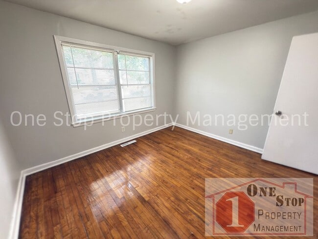 Building Photo - Beautiful 2 Bedroom 1.5 Bathroom in Kansas...
