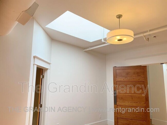 Building Photo - 126 Campbell Ave SW