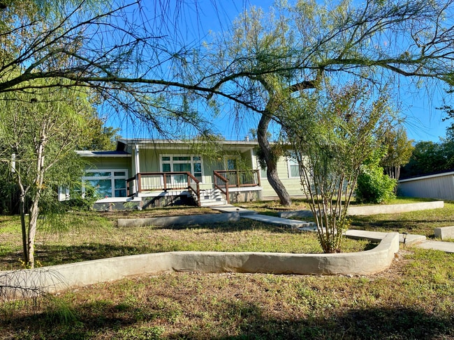 Building Photo - 1041 Ivy Ln