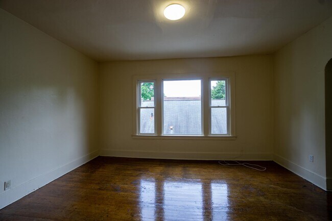 Building Photo - 7/1/26 Bright and Spacious Apartment Close...