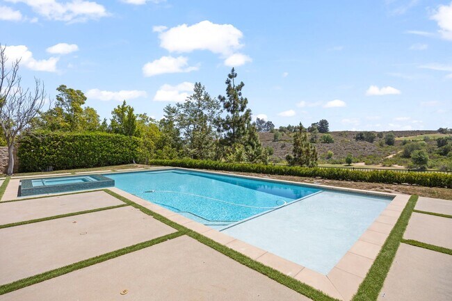 Building Photo - Exquisite Luxury Living in the Moorpark Co...