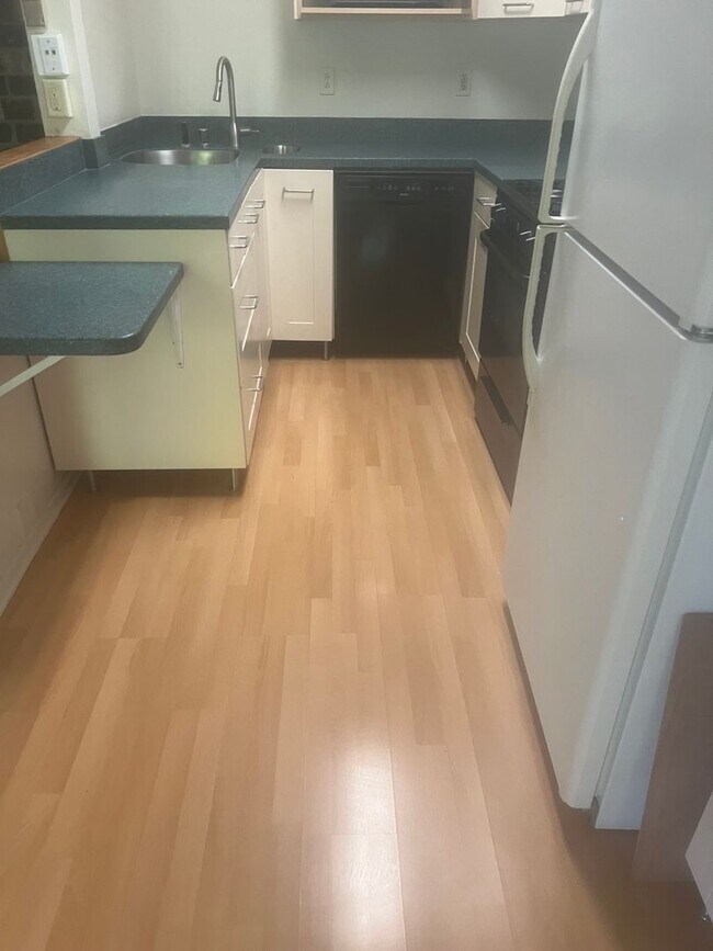 Building Photo - Epic REA: Cozy 2BR Near UC Davis w/ Garage...