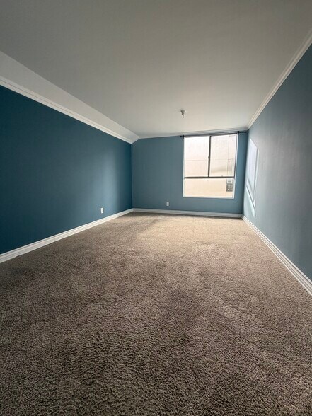 Building Photo - 5143 Bakman Ave