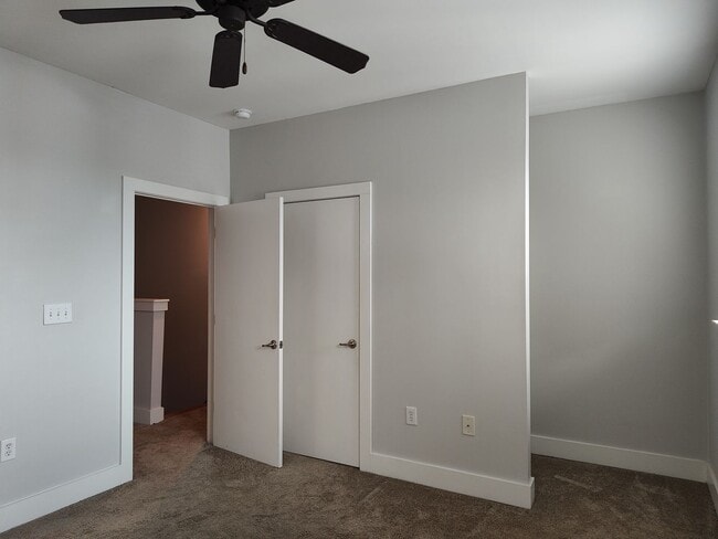 Building Photo - Modern Condo located  in South Main Square!