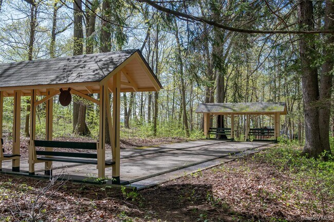 Building Photo - 77 Lake Dr