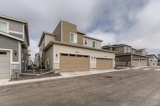 Building Photo - Stunning 3 Bed 2 1/2 Bath in Aurora!