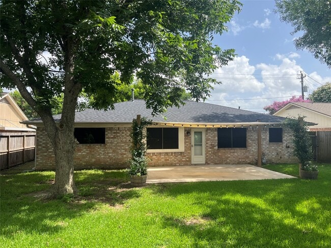 Building Photo - 205 W Vaughn Ln