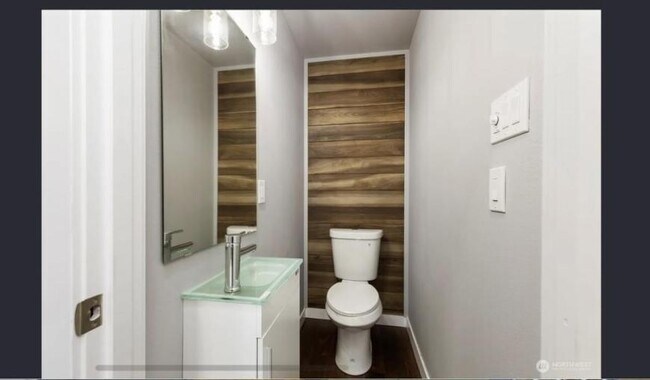 Building Photo - 2 bedroom in Seattle WA 98106