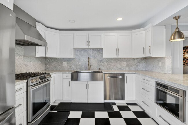 Building Photo - Beautifully updated 3-bedroom, 2.5-bathroom Craftsman in the heart of South Park