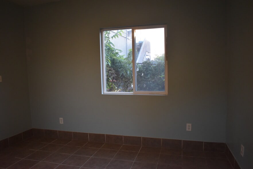 Building Photo - 1220 W 45th St