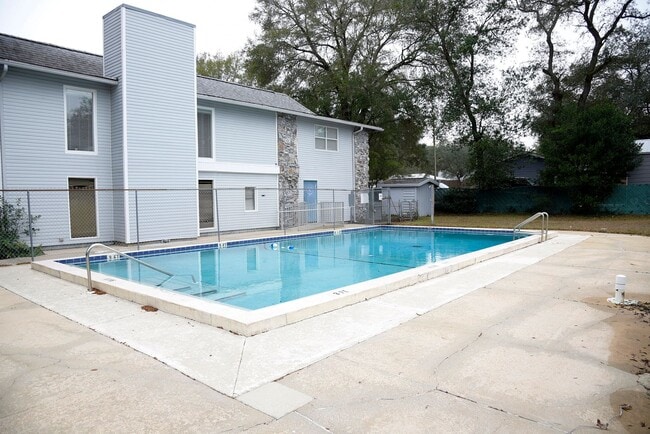 Building Photo - Charming 2 Bedroom Condo with Community Pool!