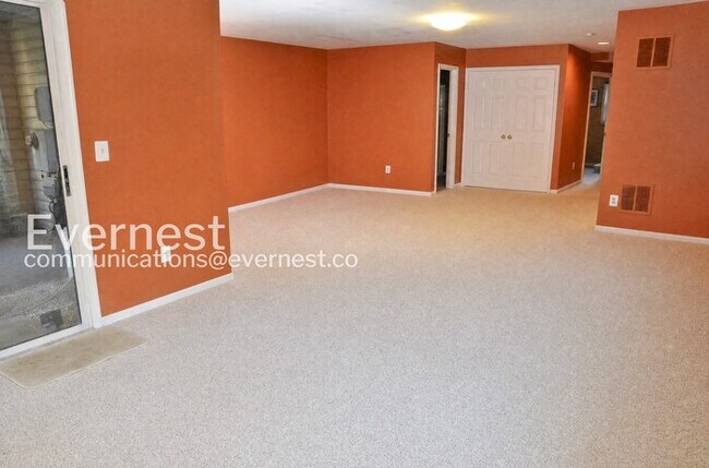 Building Photo - 4 Bed/3 Bath Townhome with Fenced Yard / Pet-Friendly / Available Soon!