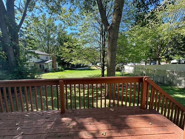 Building Photo - Single Family Home - Three Bedroom Tri-level!