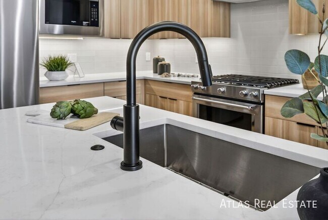 Building Photo - 830 Cherry St