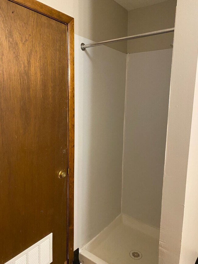 Building Photo - 637 E Wheeling St