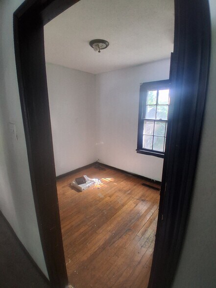 Building Photo - 11 B Ln