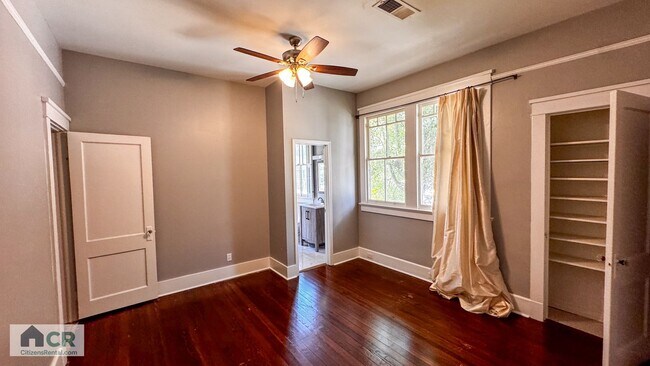 Building Photo - HUGE 9 bedroom house just a few blocks from campus! Text 727-459-4141 for more info.