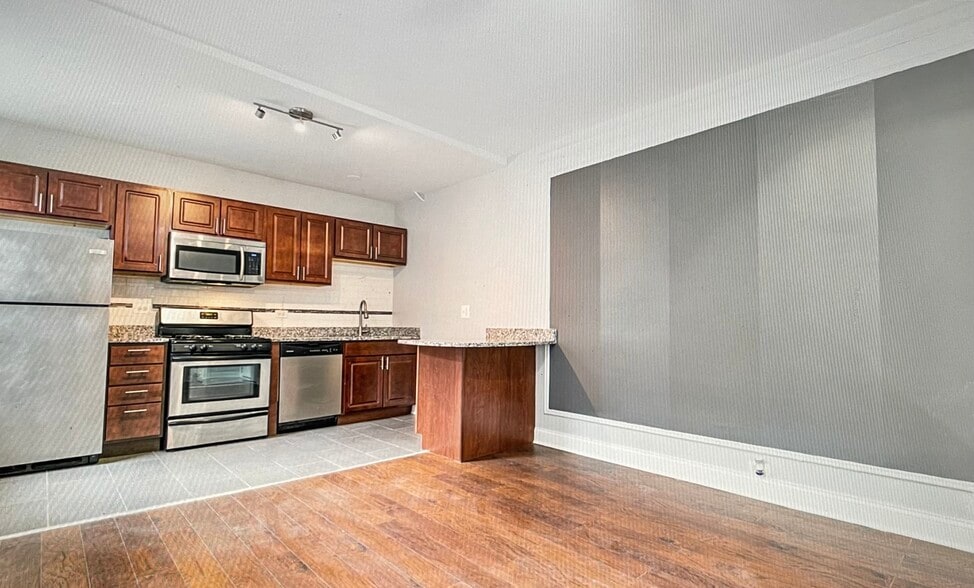 Primary Photo - 5840 N Kenmore Ave