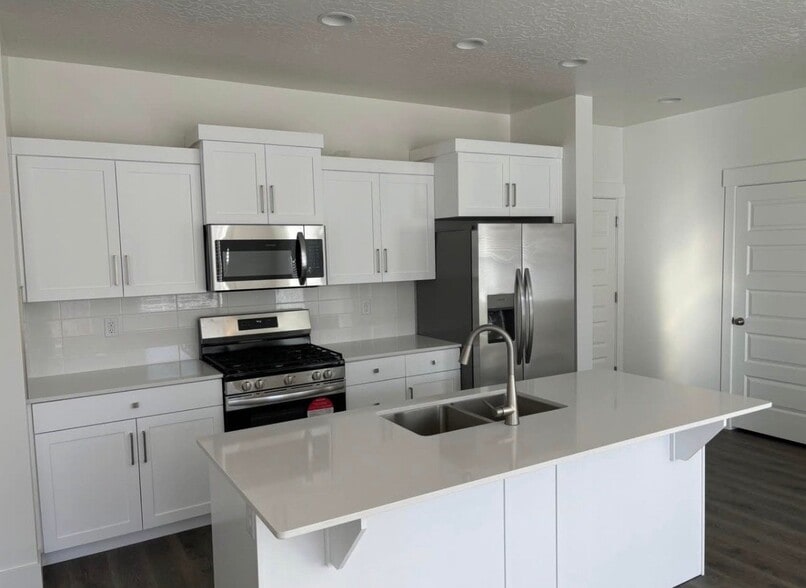 Building Photo - 2346 E Luciano Ln