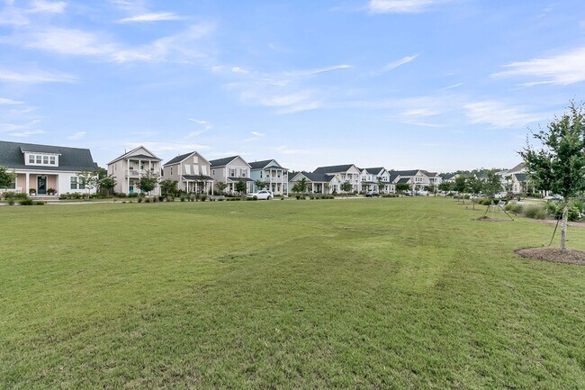 Building Photo - Charming Charleston Home in the Heart of M...