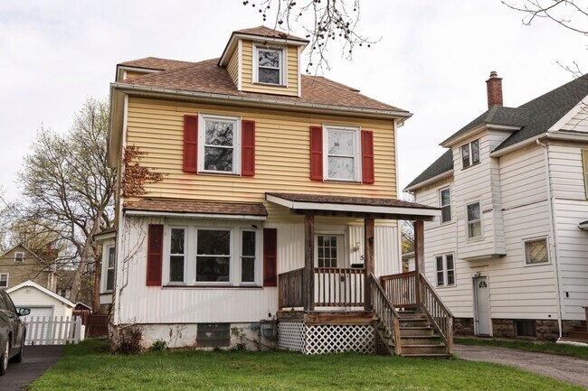 Building Photo - GREAT SINGLE FAMILY HOUSE . WAITING FOR YOU TO CALL HOME !!