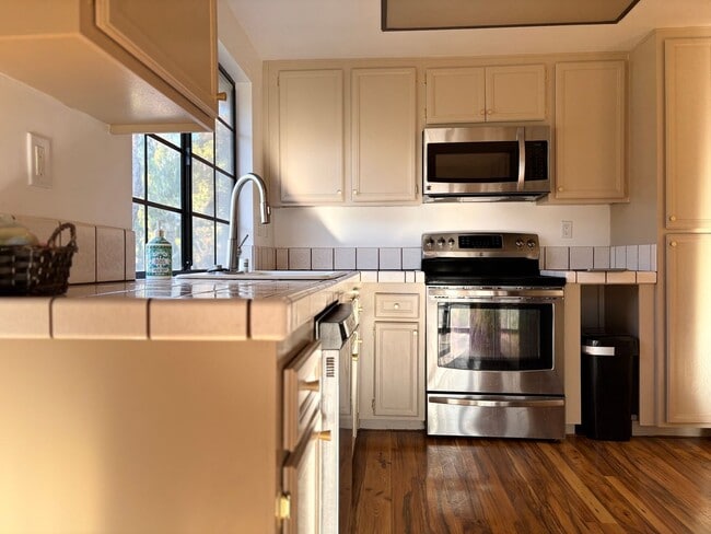 Building Photo - Spacious 3 bedrooms 3 full baths home in C...