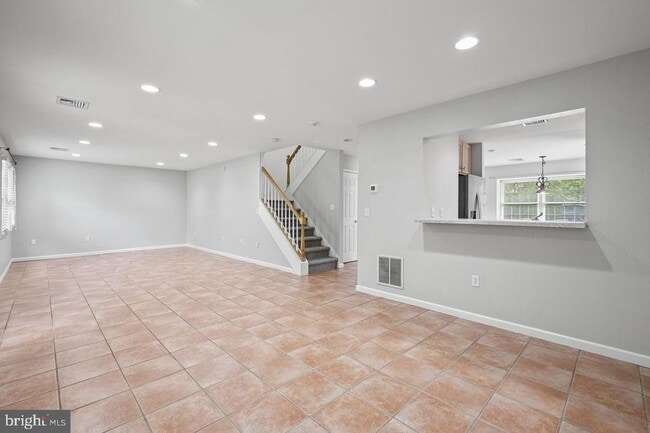 Building Photo - 262 Crescent Dr