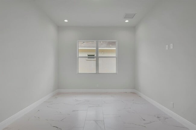 Building Photo - 9341 Crestview Cir