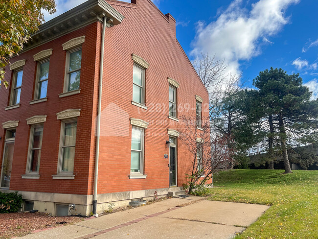 Building Photo - 1324 S 9th St